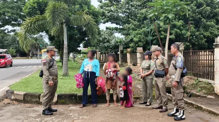 Satpol PP Kubar Amankan Pengemis Jalanan di Barong Tongkok