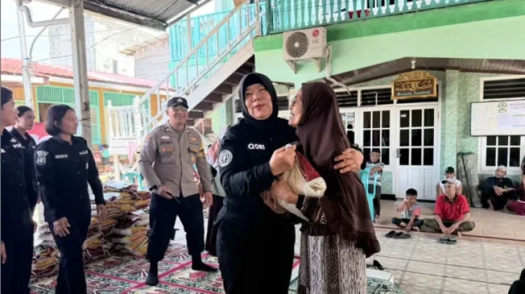 Polwan Polda Kaltim Gelar Bakti Sosial Bagi Warga Balikpapan
