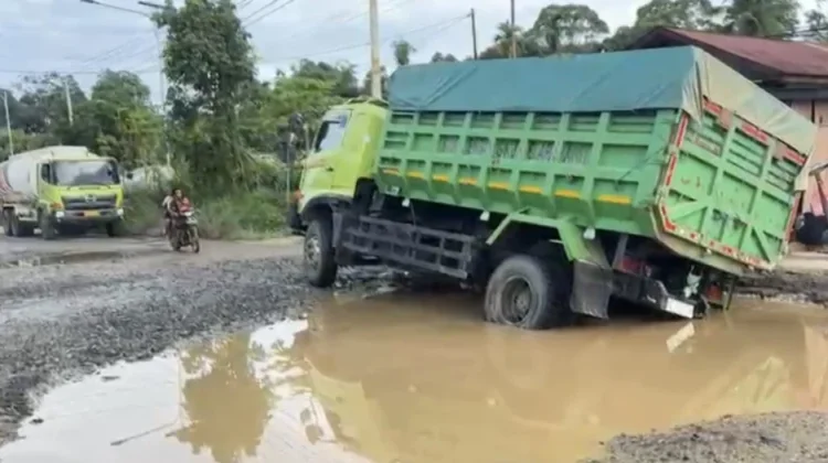 Warga Simpang Raya Blokade Truk CPO, Tuntut Perusahaan Perbaiki Jalan