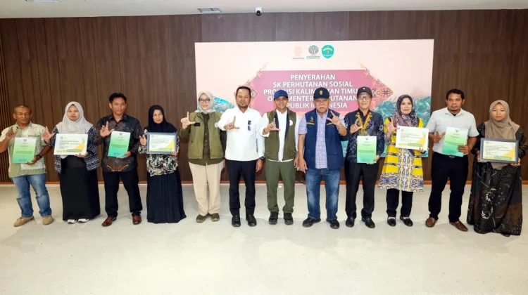 Menhut Serahkan Empat SK Perhutanan Sosial di Kaltim
