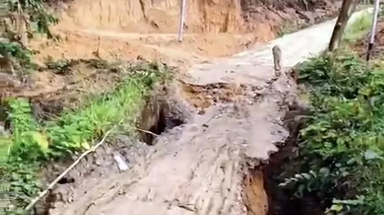 Jembatan Nangin Ambruk, Akses Rikong-Ponak Lumpuh