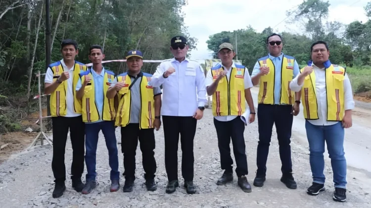 Wagub Kaltim Tinjau Perbaikan Jalan Batas Kukar–Kubar, Target Rampung Desember