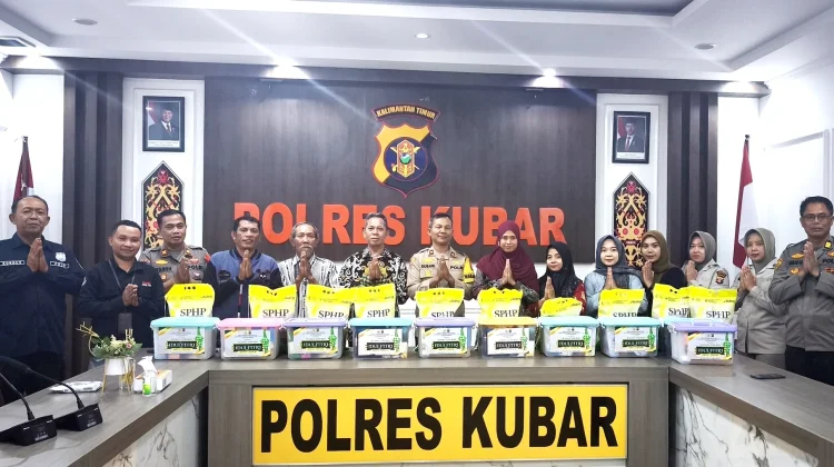 Polres Kubar Salurkan Bansos untuk Purnawirawan dan Anak Yatim jelang Idulfitri