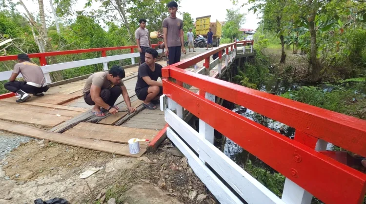 Polisi dan Warga Gotong Royong Perbaiki Jembatan Rusak di Melak Ilir