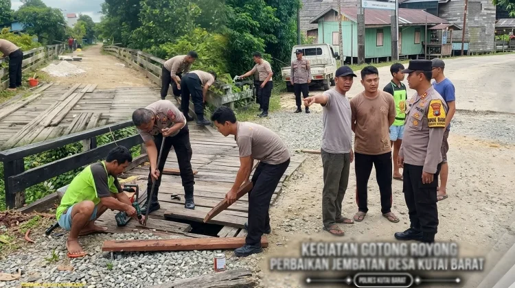Polisi dan Warga Kubar Gotong Royong Perbaiki Jembatan di Tiga Kecamatan