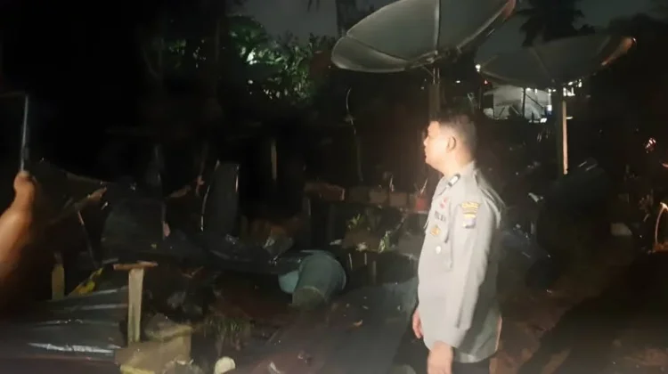 Personel Polsek Kembang Janggut Amankan Musibah Kebakaran