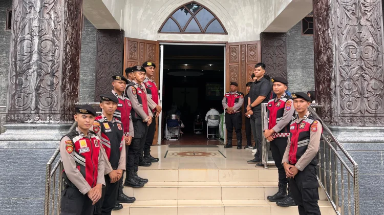 Jaga Toleransi, Polres Kubar Kawal Ibadah Jumat Agung dengan Humanis