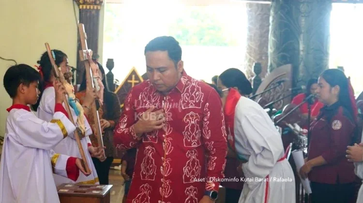 Maknai Jumat Agung, Bupati Kubar Ajak Warga Teladani Kasih dan Pengorbanan Kristus