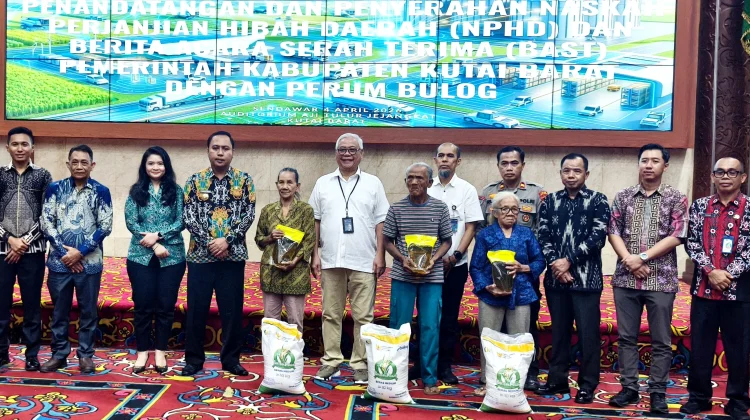 Perum Bulog Serahkan Bantuan Beras dan Minyak Goreng kepada 17.599 Warga Kubar