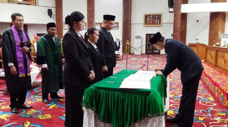 Lantik 45 Kepsek, Bupati Kubar Dorong Guru Melek Teknologi dan Ramah Anak