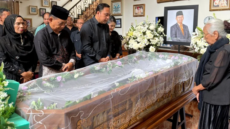 Edwin–Nanang Melayat ke Rumah Duka Mantan Bupati Kubar Rama Alexander Asia