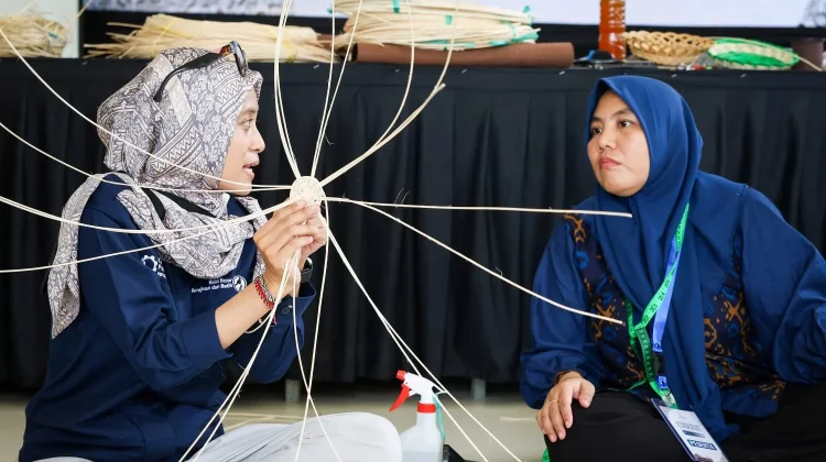 Lestarikan Budaya, Warga IKN Dilatih Ukir Kayu dan Anyam Rotan