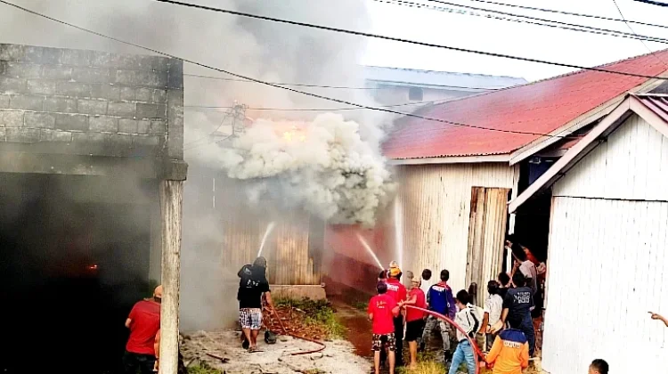 Petugas Damkar Terluka saat Padamkan Kebakaran di Melak Ulu