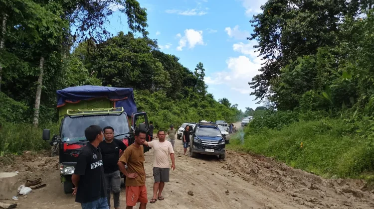 Jalan Rusak Mahulu Kubar Hambat Ekonomi Warga