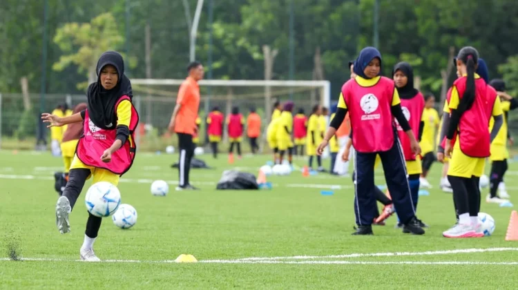 Rayakan Hari Kartini di IKN, 140 Siswi Rasakan Pengalaman Bermain Sepak Bola