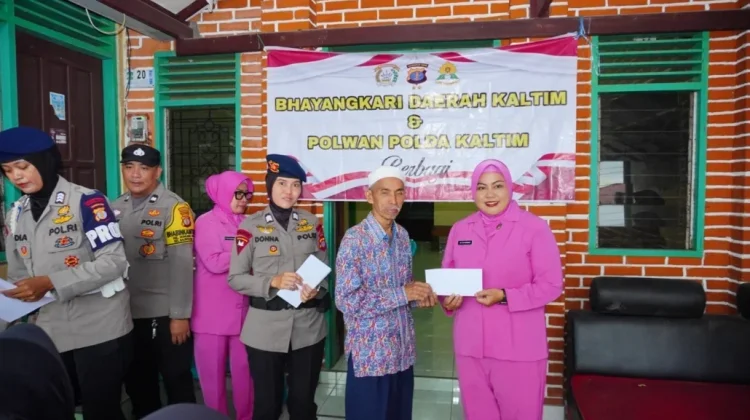 Polwan dan Bhayangkari Satbrimob Polda Kaltim Salurkan Bantuan Sosial