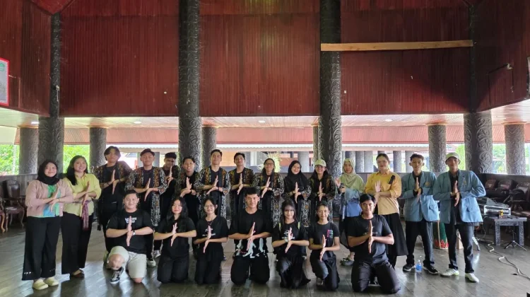 Hari Tari Sedunia, Pelatih Tari di Kutai Barat Ajak Generasi Muda Lestarikan Budaya