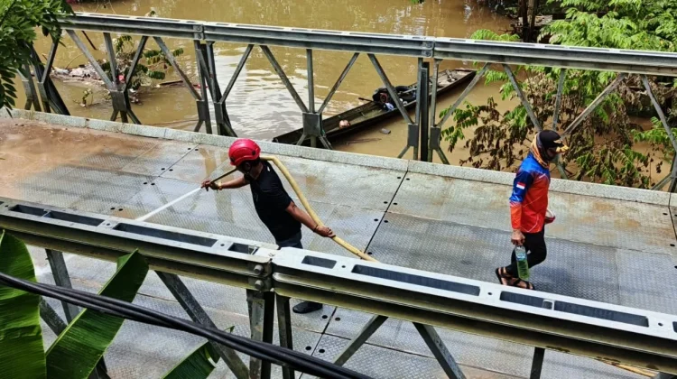 BPBD Mahulu Bersihkan Fasilitas Umum Pascabanjir di Ujoh Bilang