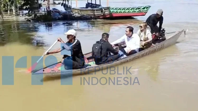 Kehadiran Bupati Kubar saat Banjir Jadi Semangat Baru bagi Warga Tering Lama Ulu
