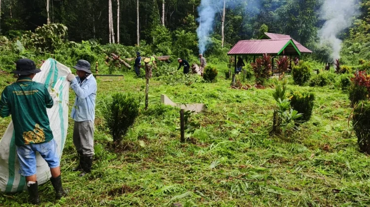 Warga Ujoh Bilang Gotong Royong Bersihkan Makam jelang Iduladha