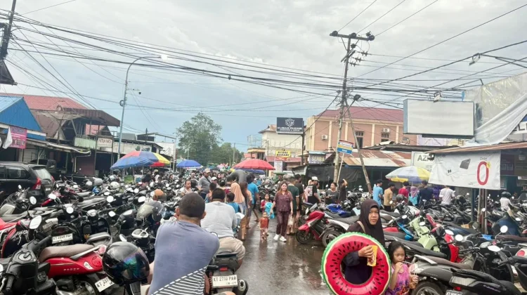 Banjir Melak Kutai Barat Jadi Ladang Rezeki Penjual Jajanan Kaki Lima