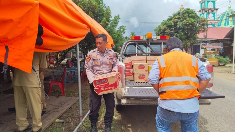 Polisi Bantu Salurkan Bantuan bagi Warga Terdampak Banjir di Tering