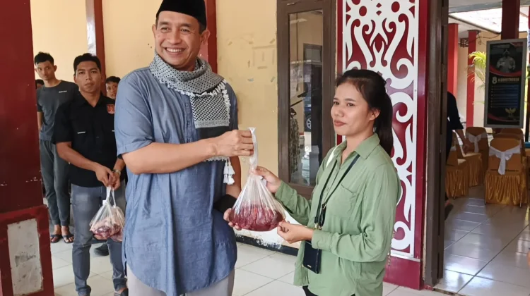 Polres Mahulu Berkurban Tiga Sapi untuk Warga Sekitar