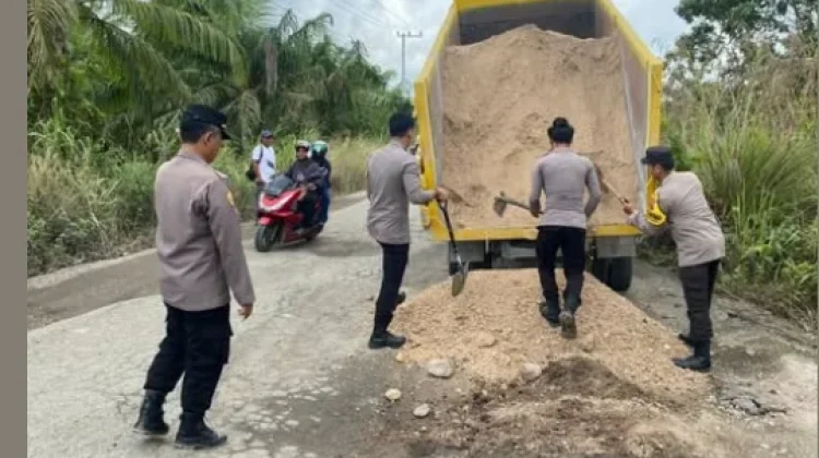 Polsek Kenohan Perbaiki Jalan Rusak Demi Keselamatan Pengguna Jalur Penghubung