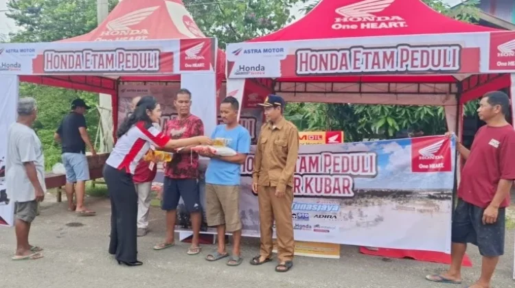 Korban Banjir di Tering dan Melak Terima Bantuan Sembako