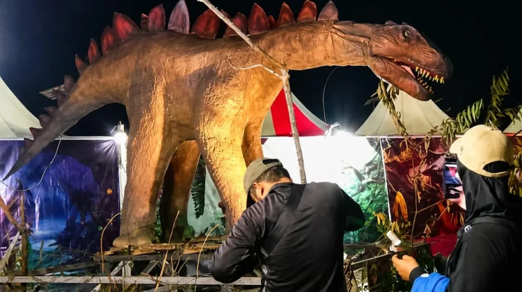 Dinosaurus Show di Festival Sempekat Harmoni Budaya Kubar Jadi Sarana Edukasi