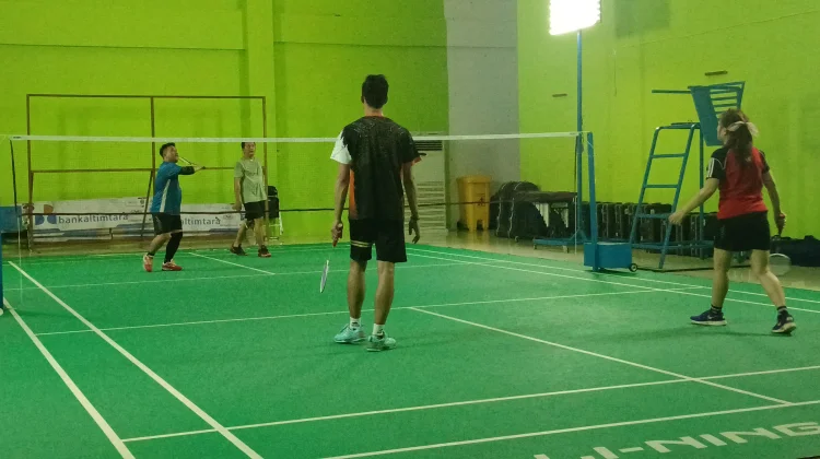 Jaga Kebugaran, Wartawan Kubar Kompak Bermain Bulu Tangkis