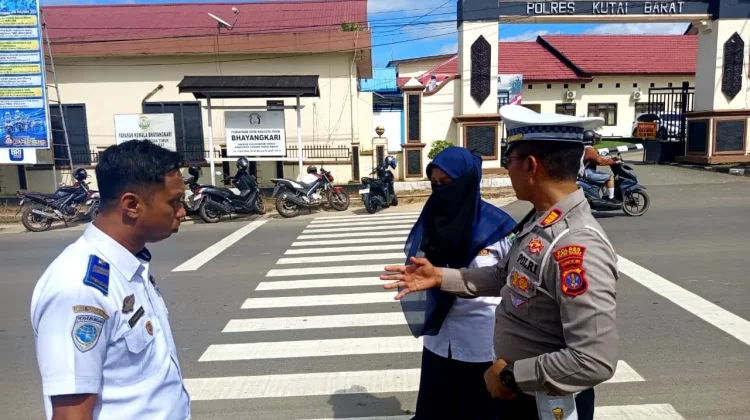 Dishub dan Polres Kubar Perbarui Zebra Cross di 11 Titik Keramaian