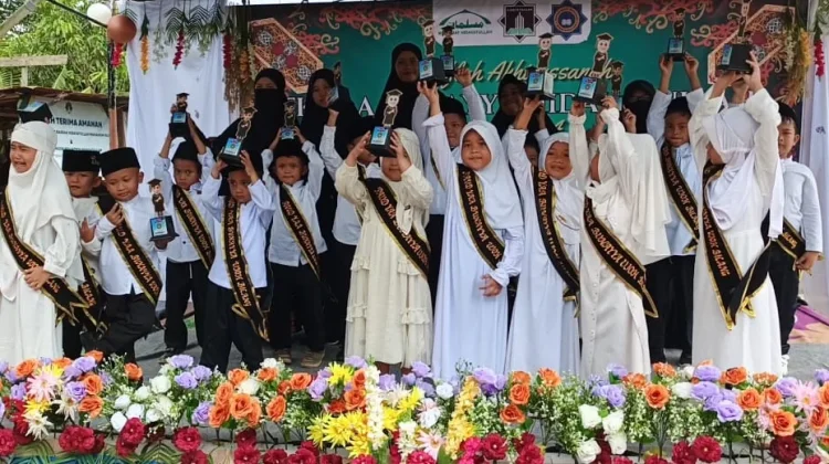 Haflah Kelulusan Hidayatullah Mahulu Berlangsung Meriah Penuh Kebersamaan