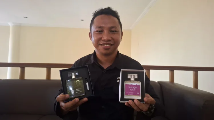 Jualan Parfum Sembari Bertugas, Wartawan Mahulu Bangun Usaha Menjanjikan