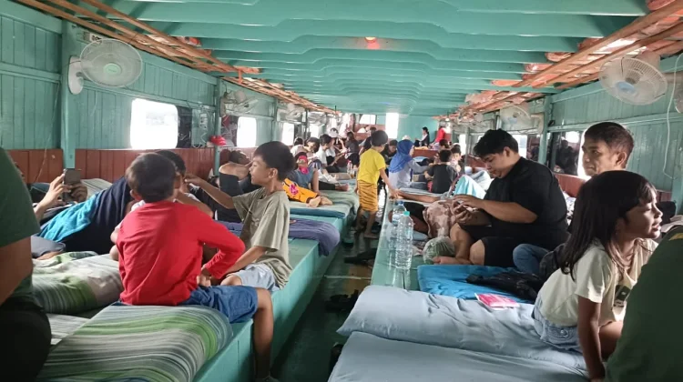 Libur Sekolah, Pelabuhan Melak Dipadati Penumpang Kapal Sungai