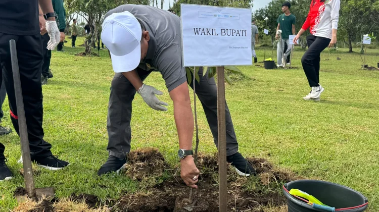 Penanaman Ratusan Bibit Pohon Tutup Peringatan Hari Lingkungan Hidup di Kubar