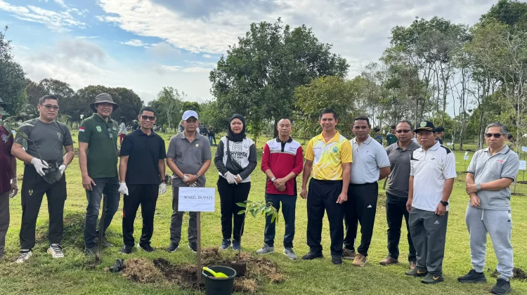Pemerintah hingga Komunitas Bersatu dalam Aksi Hijau di Taman Kota Sendawar