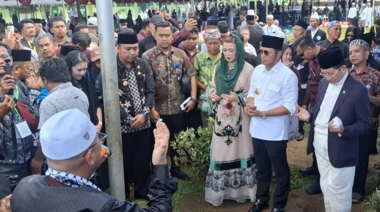 Menag Letakkan Batu Pertama Pembangunan Madrasah di Ponpes Assalam Arya Kemuning