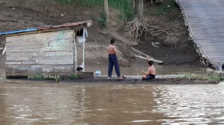 Anak-anak Tumbuh Bersama Sungai, Potret Kehidupan di Pedalaman Kubar