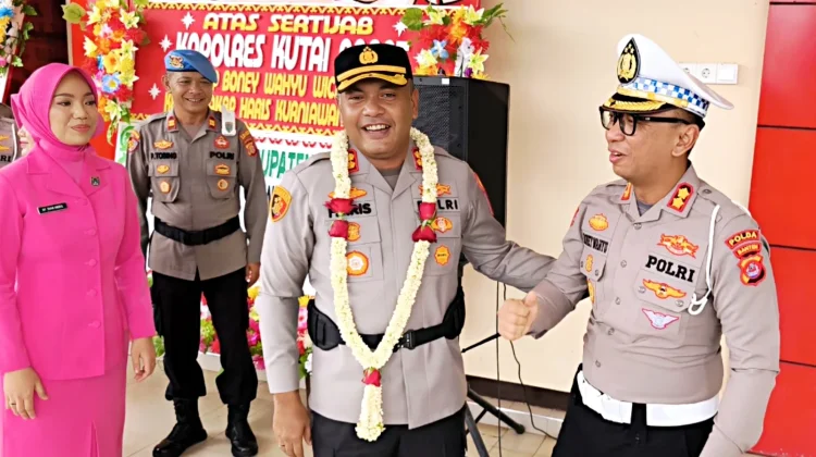 Disambut Upacara Adat, AKBP Haris Kurniawan Resmi Pimpin Polres Kutai Barat