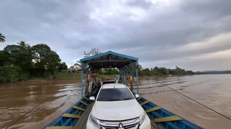 Penyeberangan Feri Long Iram Ramai Digunakan Pekerja Tambang dan Masyarakat