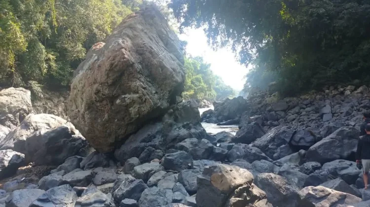 Debit Sungai Mahakam Surut, Batu-Batu Riam Mulai Bermunculan