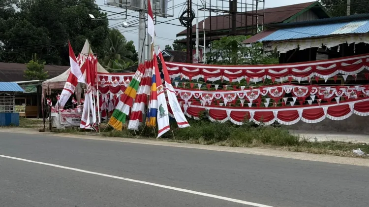 Penjual Bendera Musiman Mulai Menjamur di Sendawar