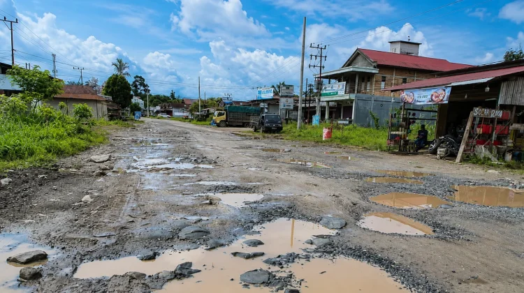 Sepuluh Ruas Jalan Kutai Barat Direkonstruksi lewat Skema Tahun Jamak