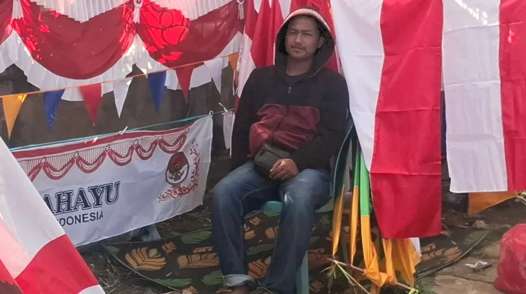 Pedagang Bendera Asal Bandung Kembali Berburu Rezeki di Kutai Barat