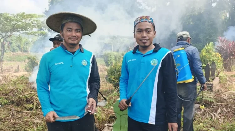 Jelang Kemerdekaan, Warga Muslim Ujoh Bilang Gotong Royong Bersihkan Pemakaman