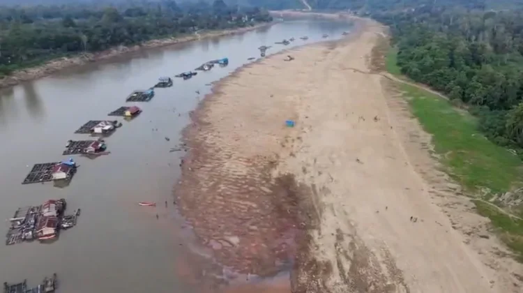 Sungai Mahakam Surut, Warga Manfaatkan Karangan untuk Rekreasi