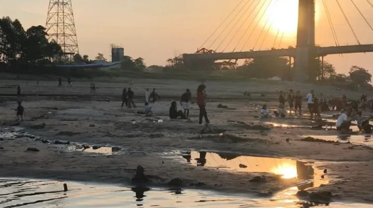 Menikmati Sore di Hamparan Karangan Sungai Mahakam