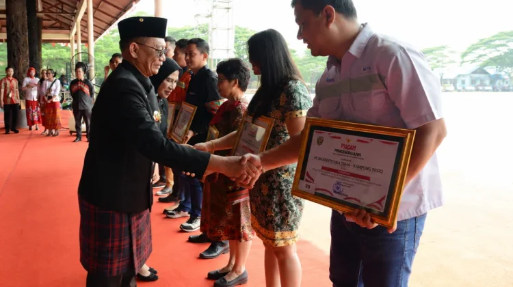 Taat Pajak, PT BEK Terima Penghargaan Pemkab Kubar