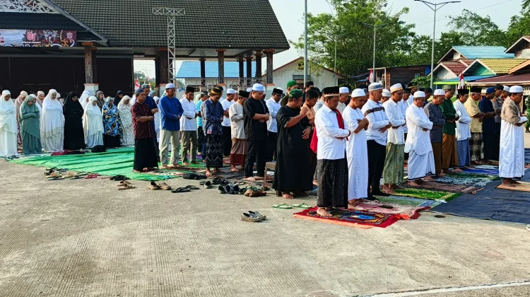 Umat Muslim Mahulu Gelar Shalat Istisqo Harapan Turun Hujan